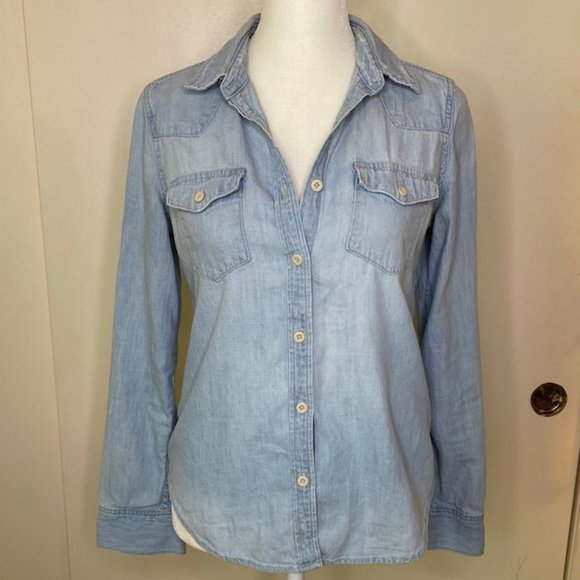 Gap 1969 jean shirt size XS. 100% cotton button down with front pockets - Picture 1 of 5